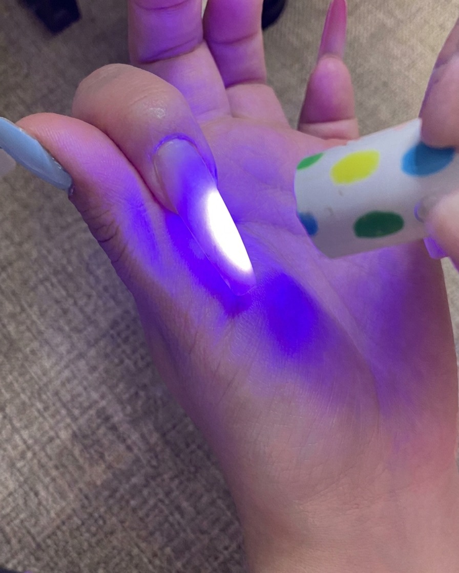 UV 램프 아래에서 옴브레 팁을 큐어링 중인 모습.