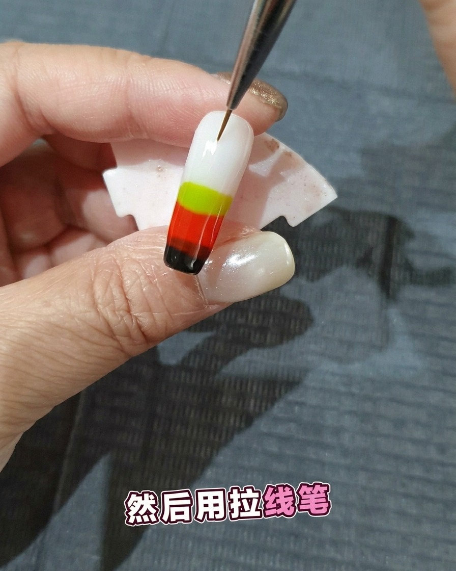 얇은 라이너 브러시로 젖은 젤 위를 훑어 불꽃 모양을 만드는 모습