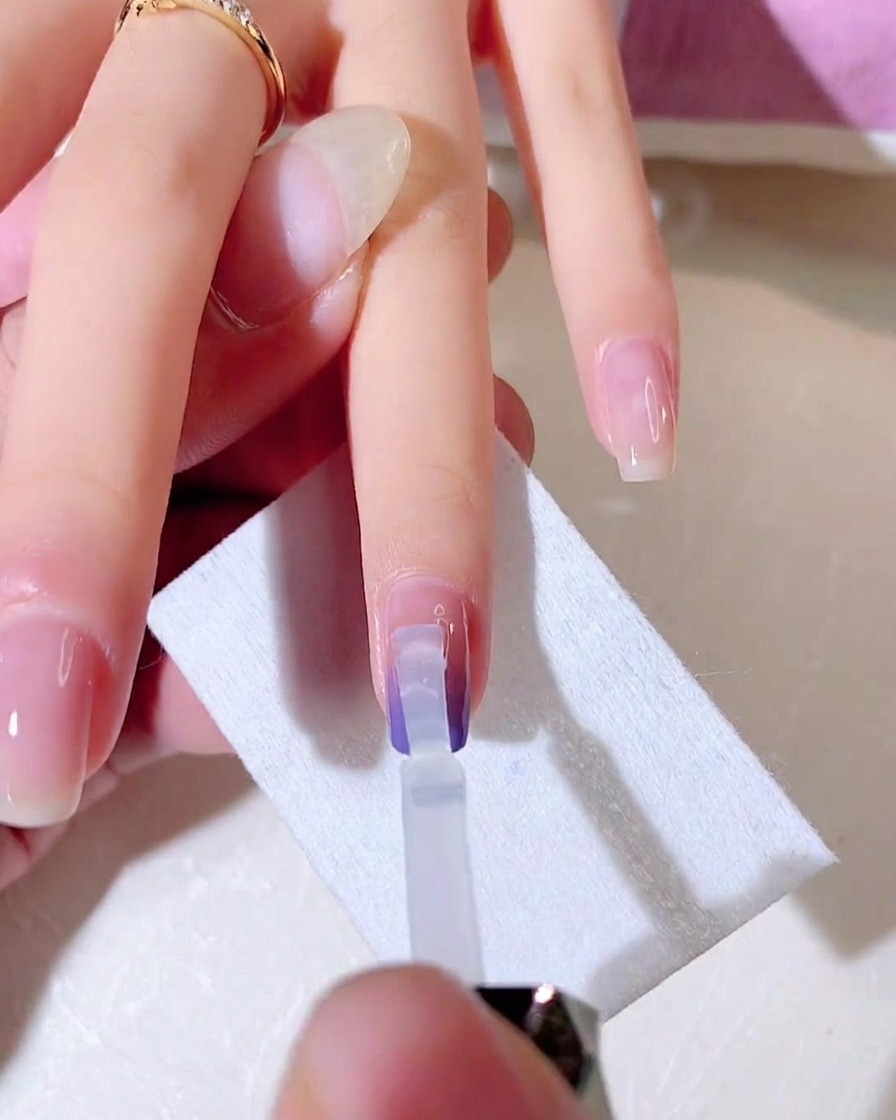 클리어 젤 브러시로 두 번째 층의 그라데이션 컬러를 아래로 다시 블렌딩하는 모습.