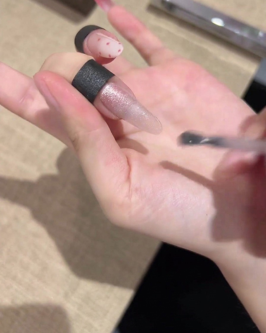 손톱 전체에 은은한 펄감이 있는 자석 젤을 바르는 모습.