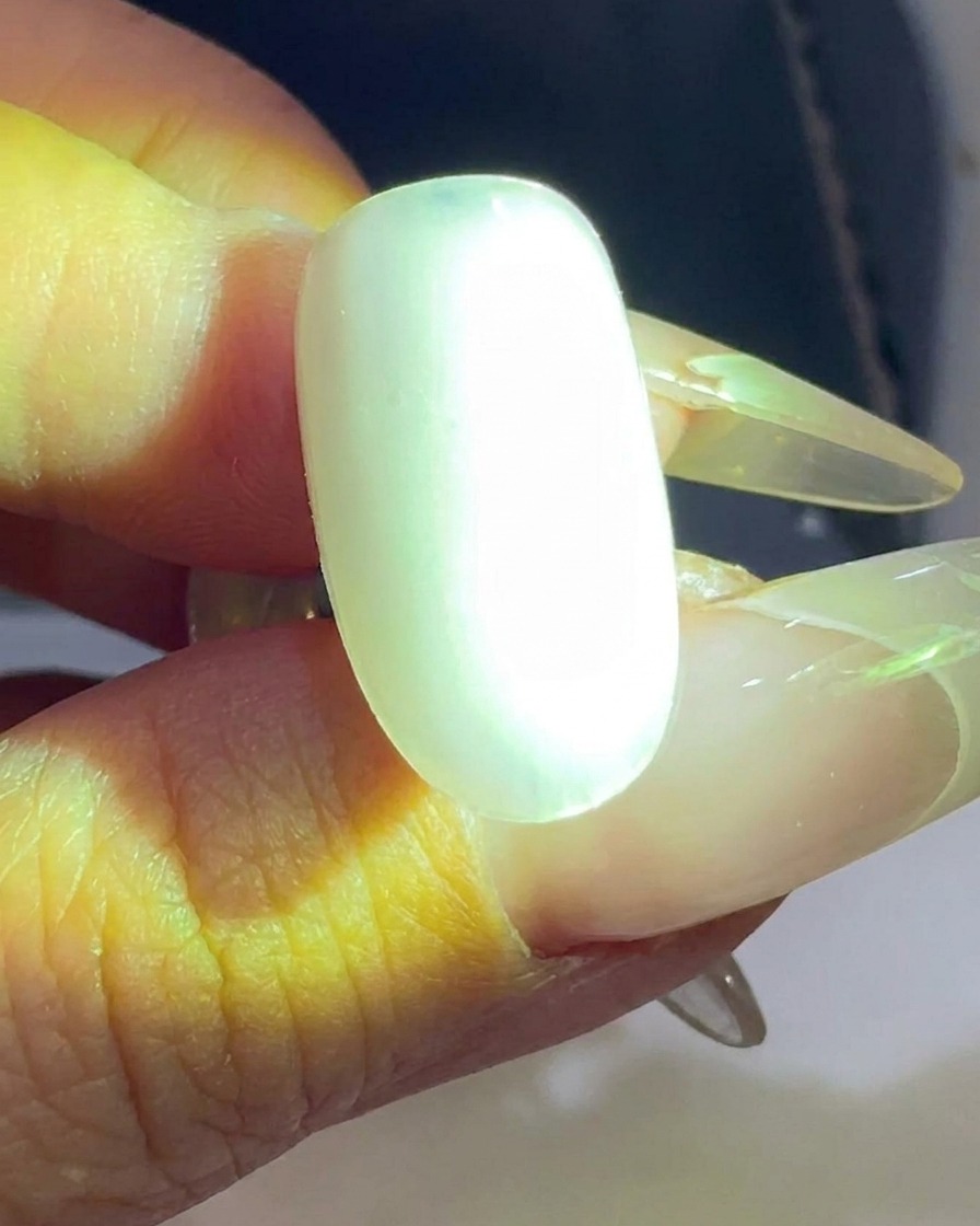 UV/LED 네일 램프 아래에서 큐어링 중인 투명 네일 팁.