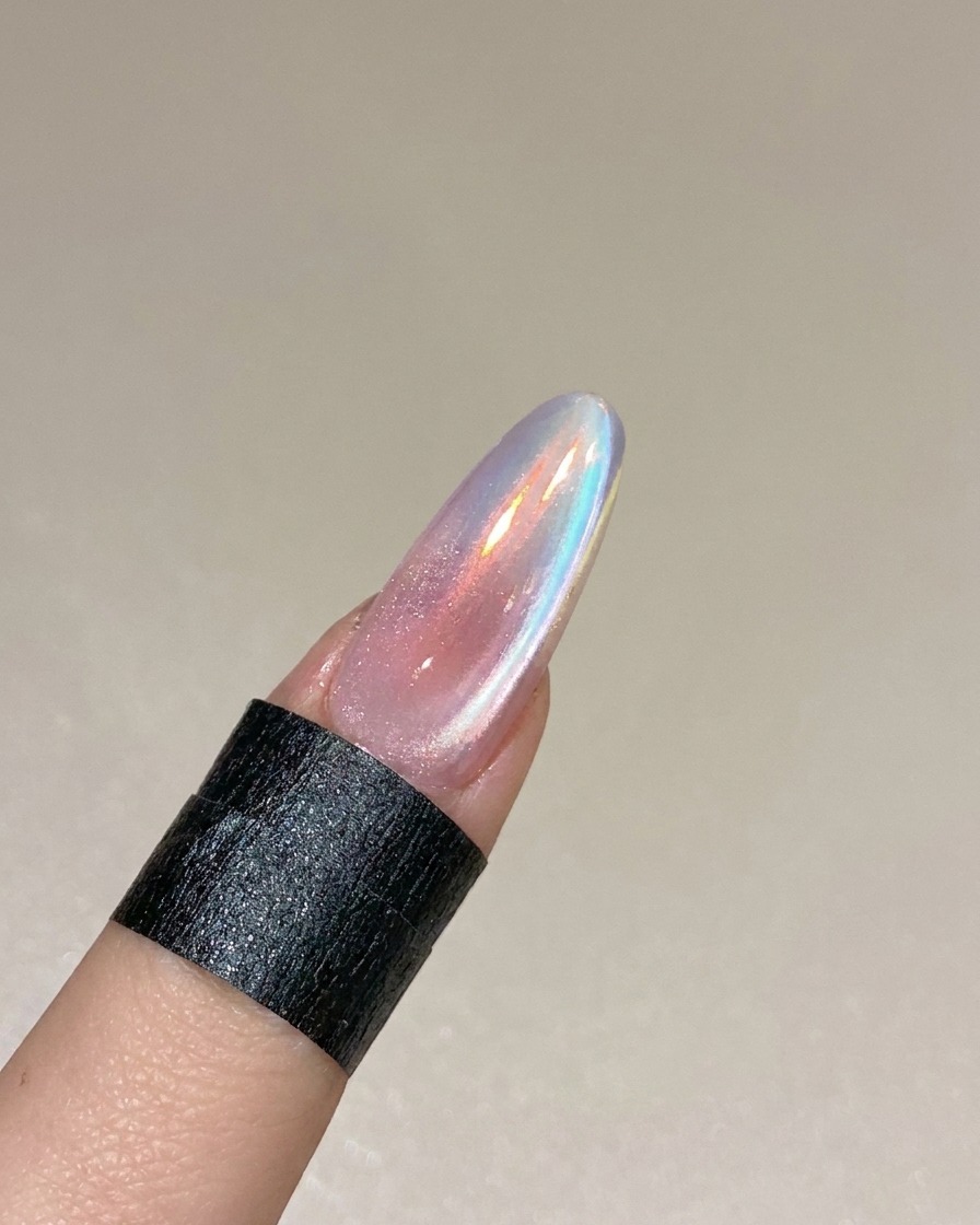 완성된 캣아이 네일 디자인이 전문 UV/LED 램프 안에서 큐어링되는 모습.