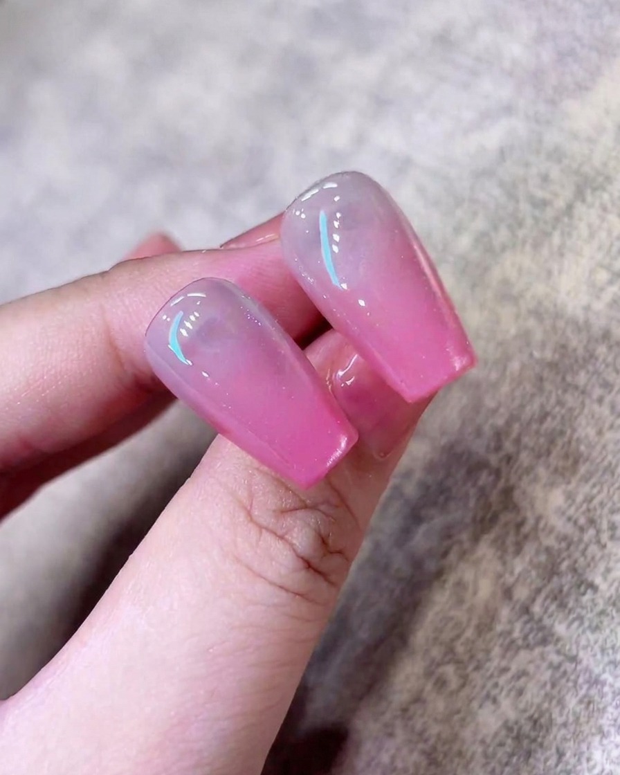 완벽한 마무리를 위해 네일에 반짝이는 캣츠아이 폴리시를 마지막으로 얇게 바르는 모습.