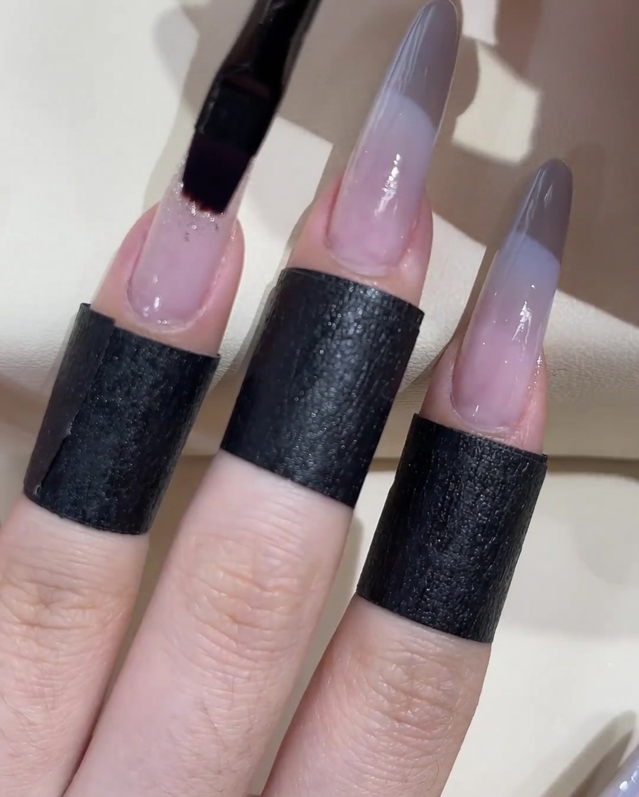납작한 젤 브러시로 파츠를 붙일 부분에 투명한 접착 젤을 올리는 모습.