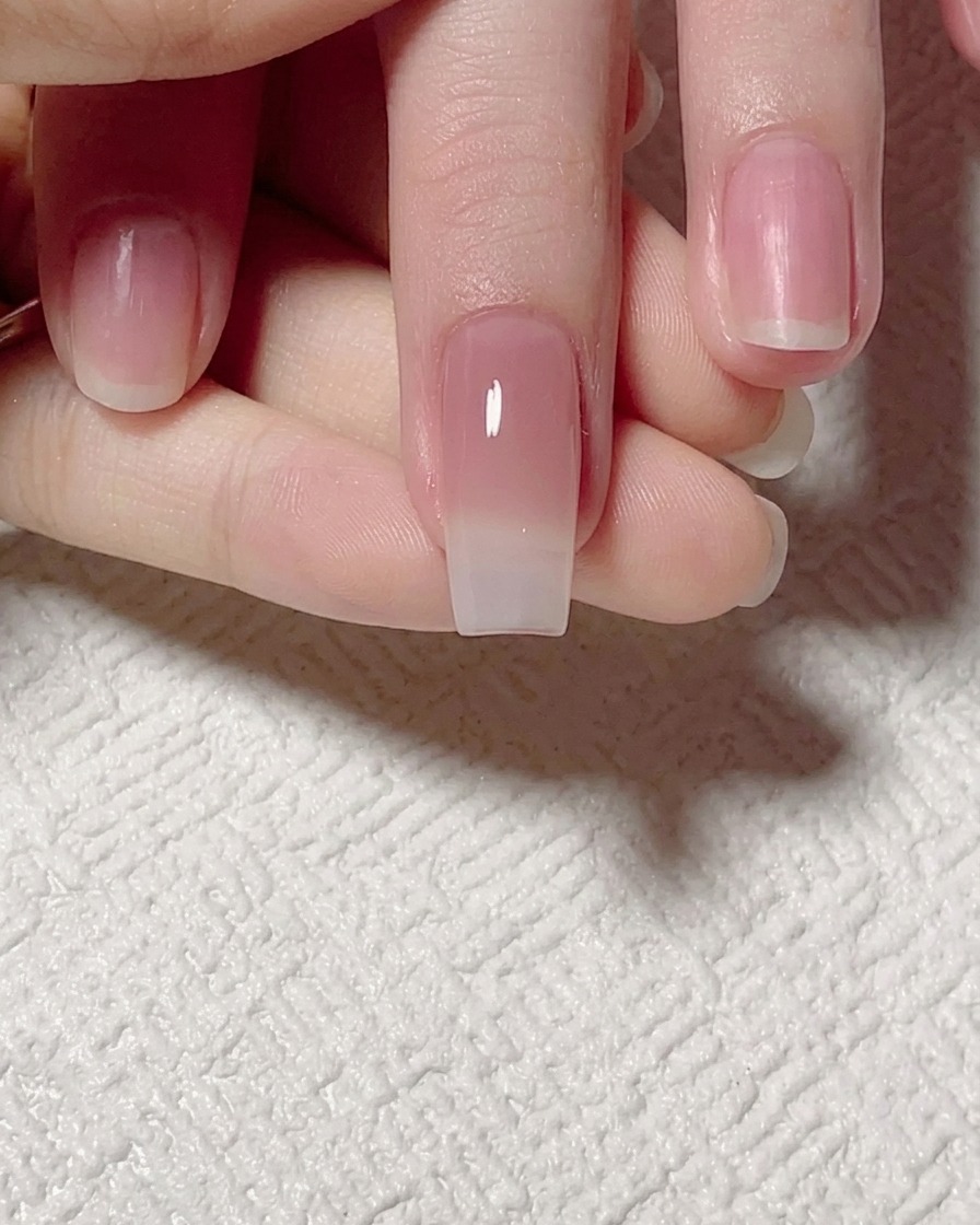 납작한 브러시로 제이드 틴트 젤을 위쪽으로 블렌딩하여 부드럽고 자연스러운 그라데이션을 만드는 모습.