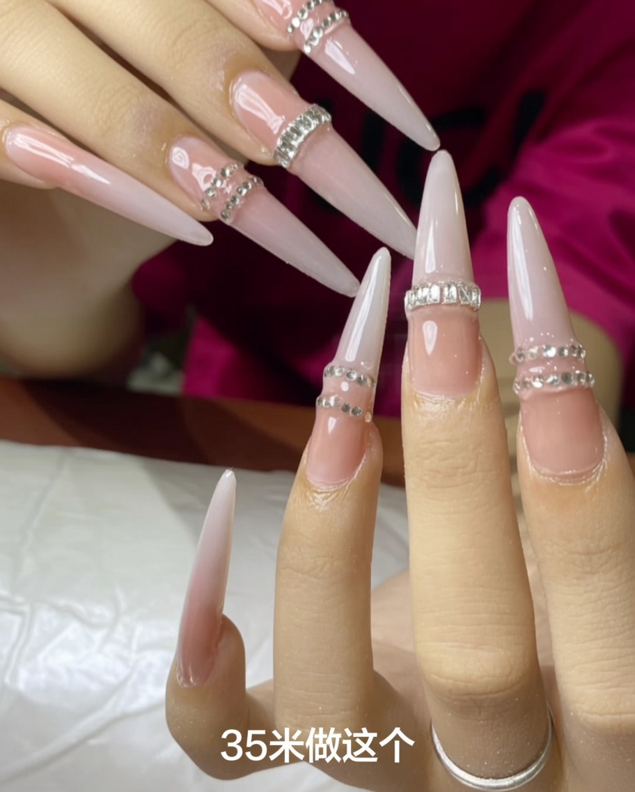 손가락 위에 팁을 올리고 소형 UV 램프 아래에서 위치를 잡는 모습.