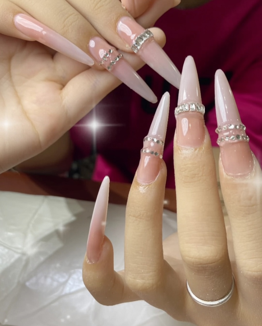 라인스톤이 올라간 네일을 UV 램프 아래에서 경화하는 모습.