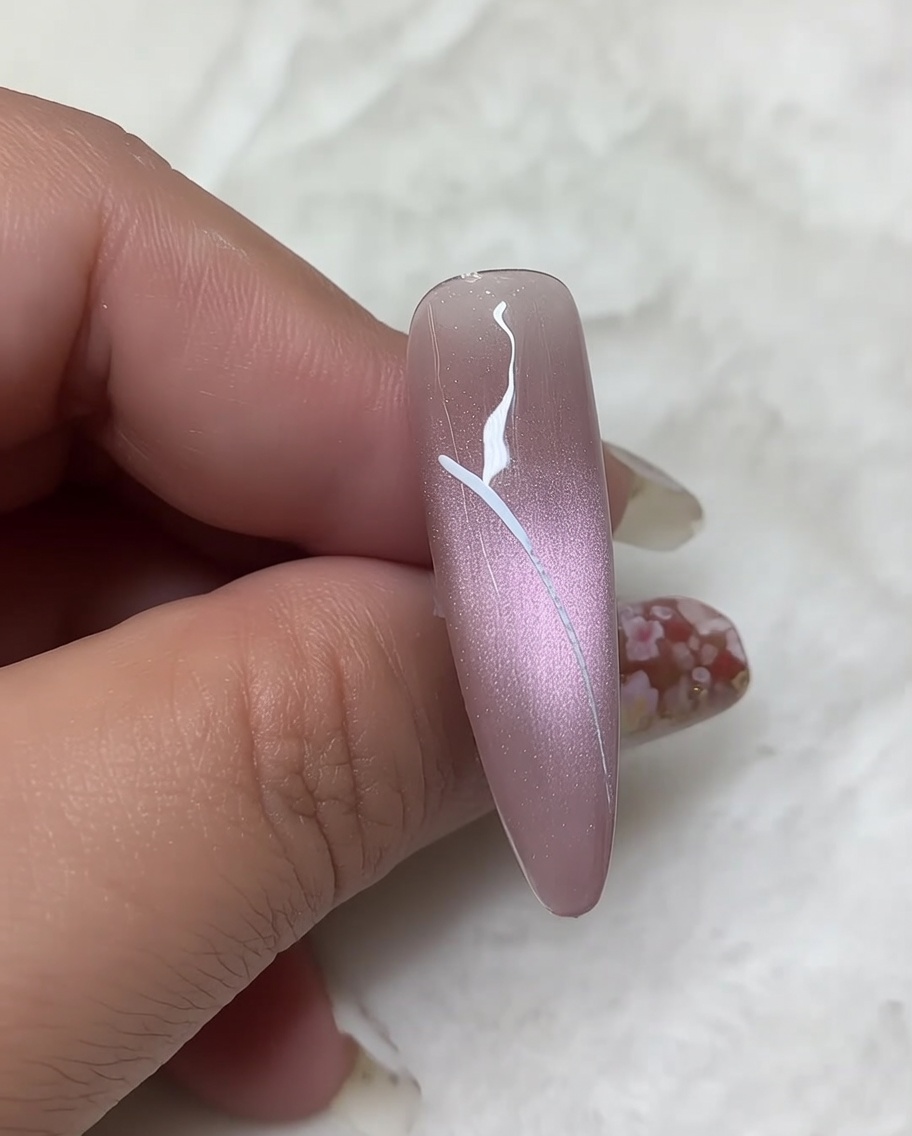 중앙 몸통에서 아래로 선을 연장하여 곡선을 그리며 몸통으로 연결하는 모습.