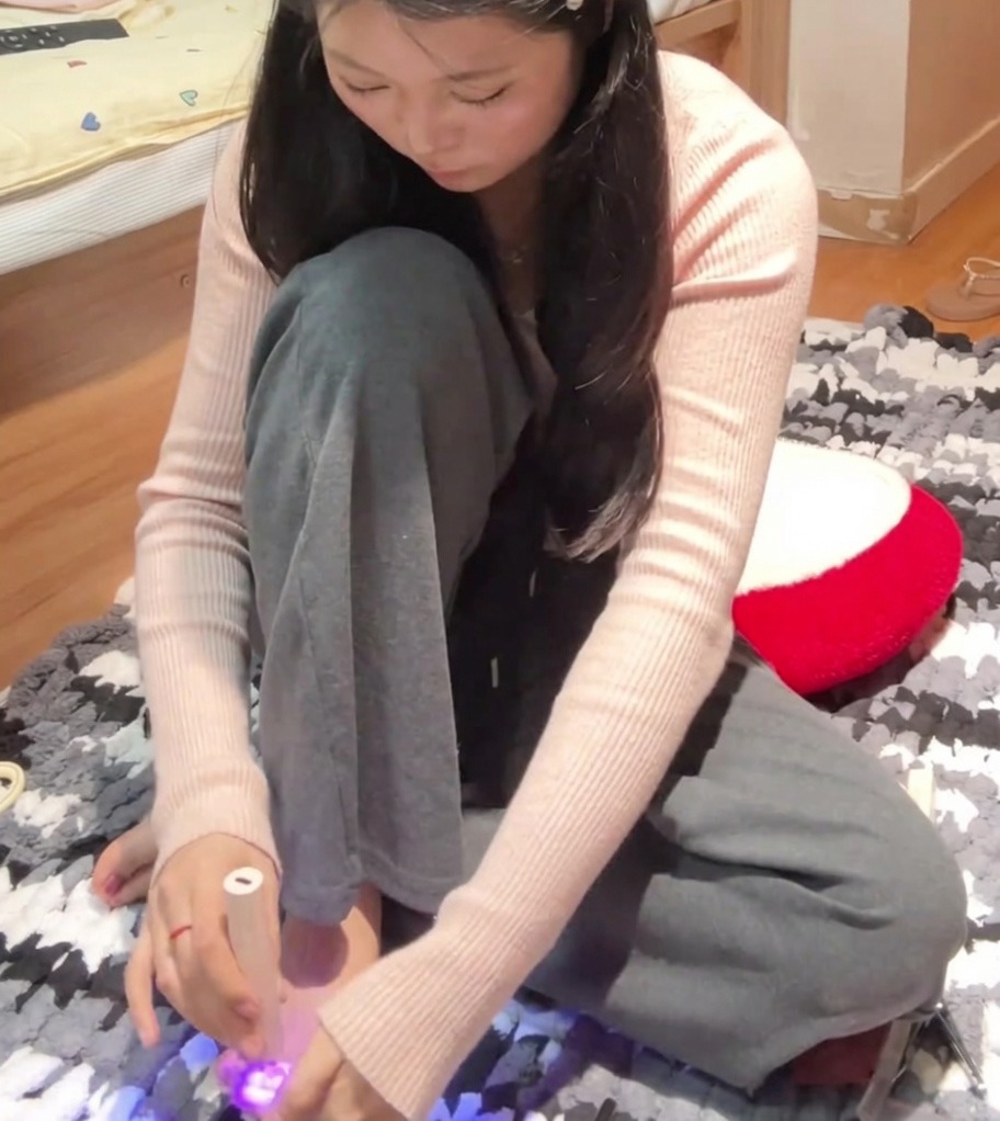다른 쪽 발 엄지발톱을 마지막으로 경화시키는 모습.