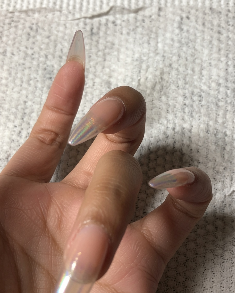 작은 버퍼로 손톱 끝부분을 다듬는 모습.