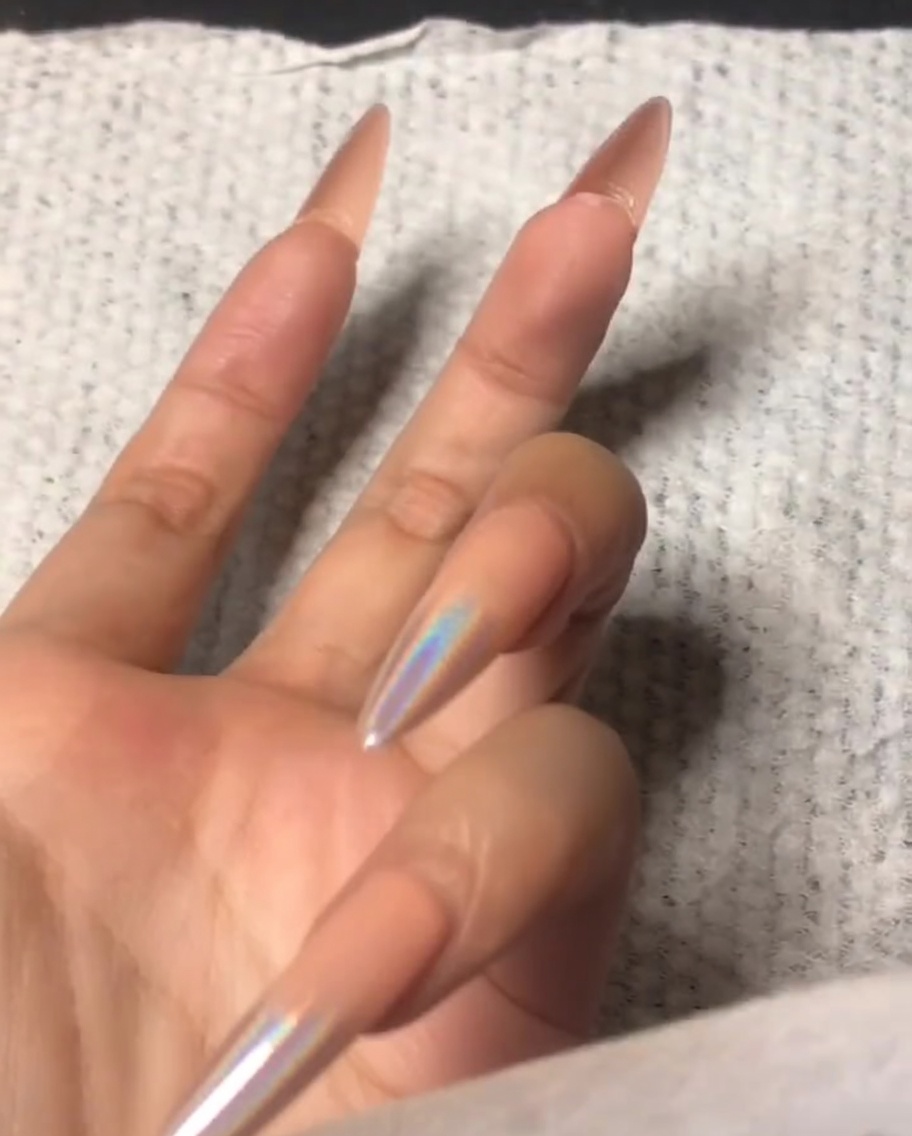 검지 손톱 끝부분을 작은 버퍼로 다듬는 모습.