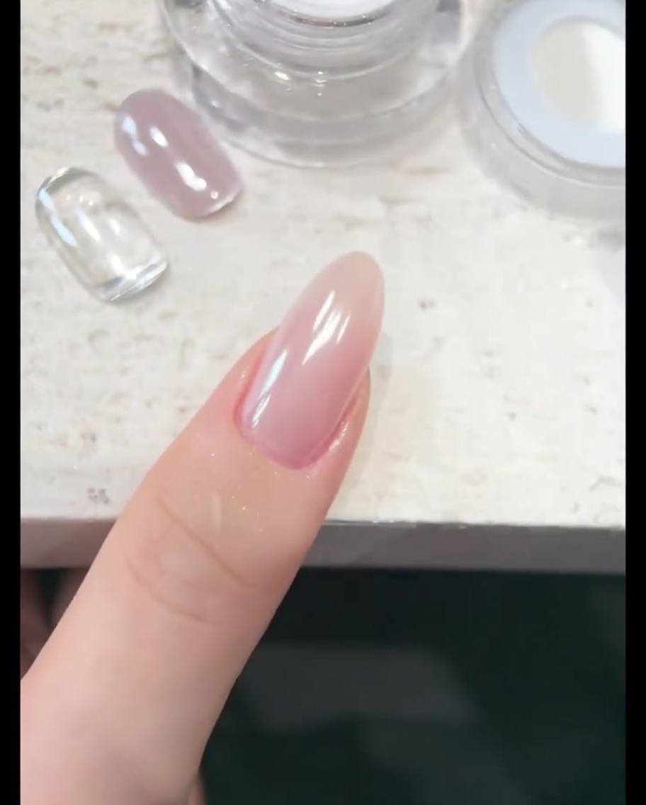 부드러운 브러시로 손톱 주변과 큐티클에 묻은 잔여 파우더를 털어내는 모습.