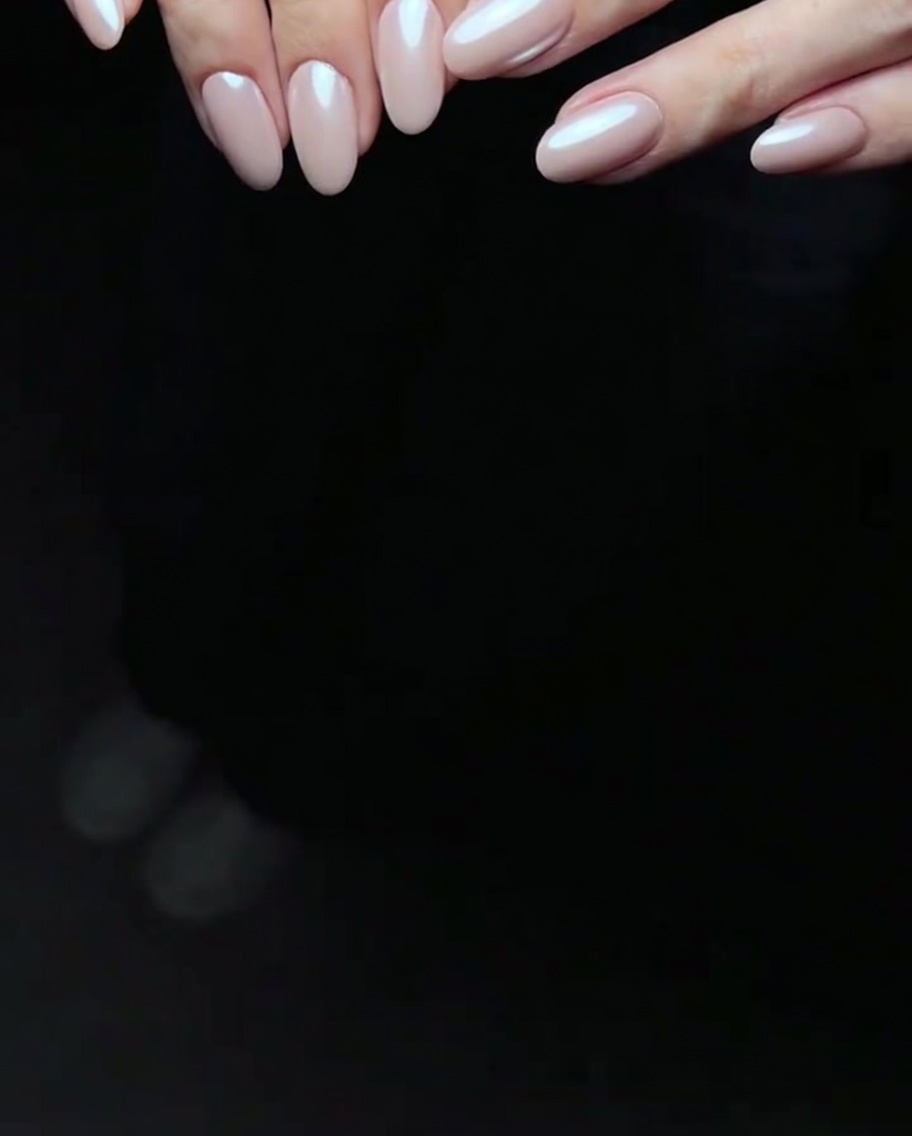 LED 램프 안에 손을 넣고 젤을 굽는 모습.
