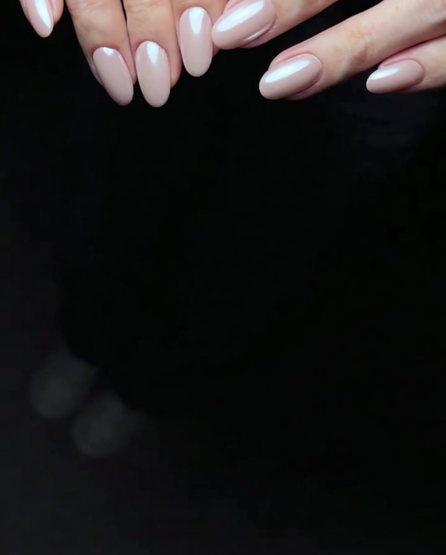 핑크 젤 폴리시를 덧발라 발색을 높이는 모습.