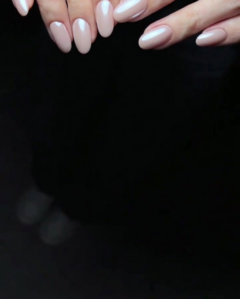 스펀지 팁에 파우더를 묻혀 손톱 위에 굴리며 바르는 모습.