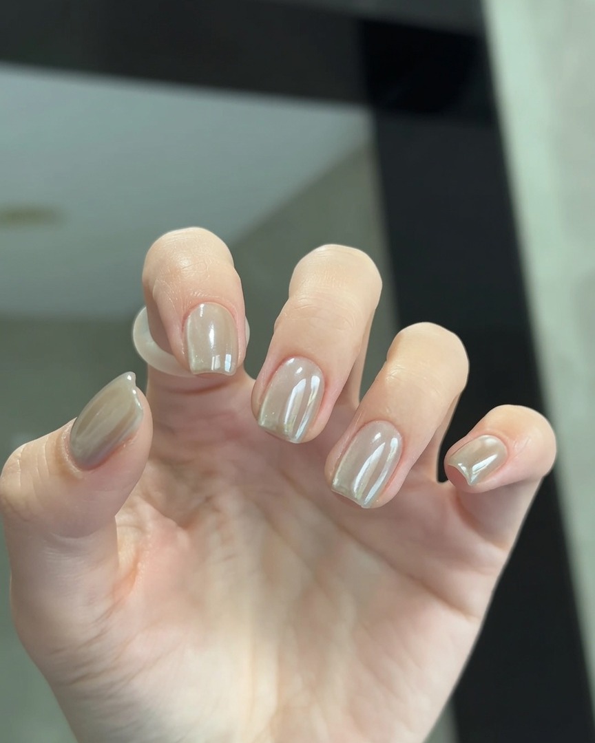 LED 램프 안에 손을 넣어 톱 코트를 경화하는 모습.