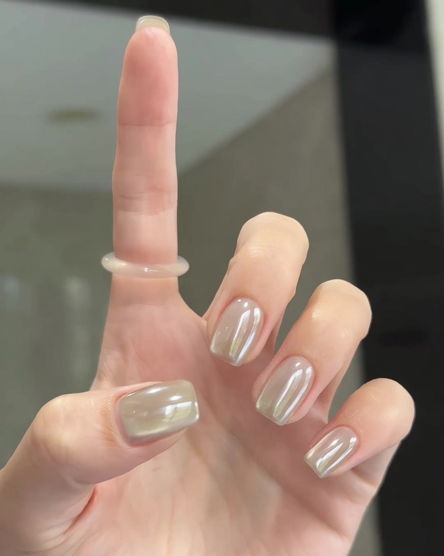 부드러운 브러시로 손톱 표면을 문질러 광택을 내는 모습.