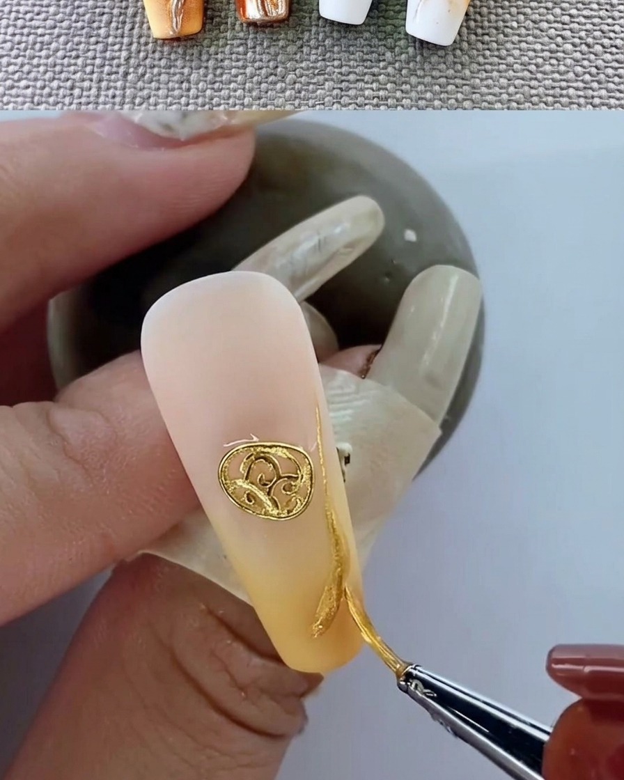메탈 참이 부착된 네일을 UV 램프에 넣고 최종 큐어링하는 모습.