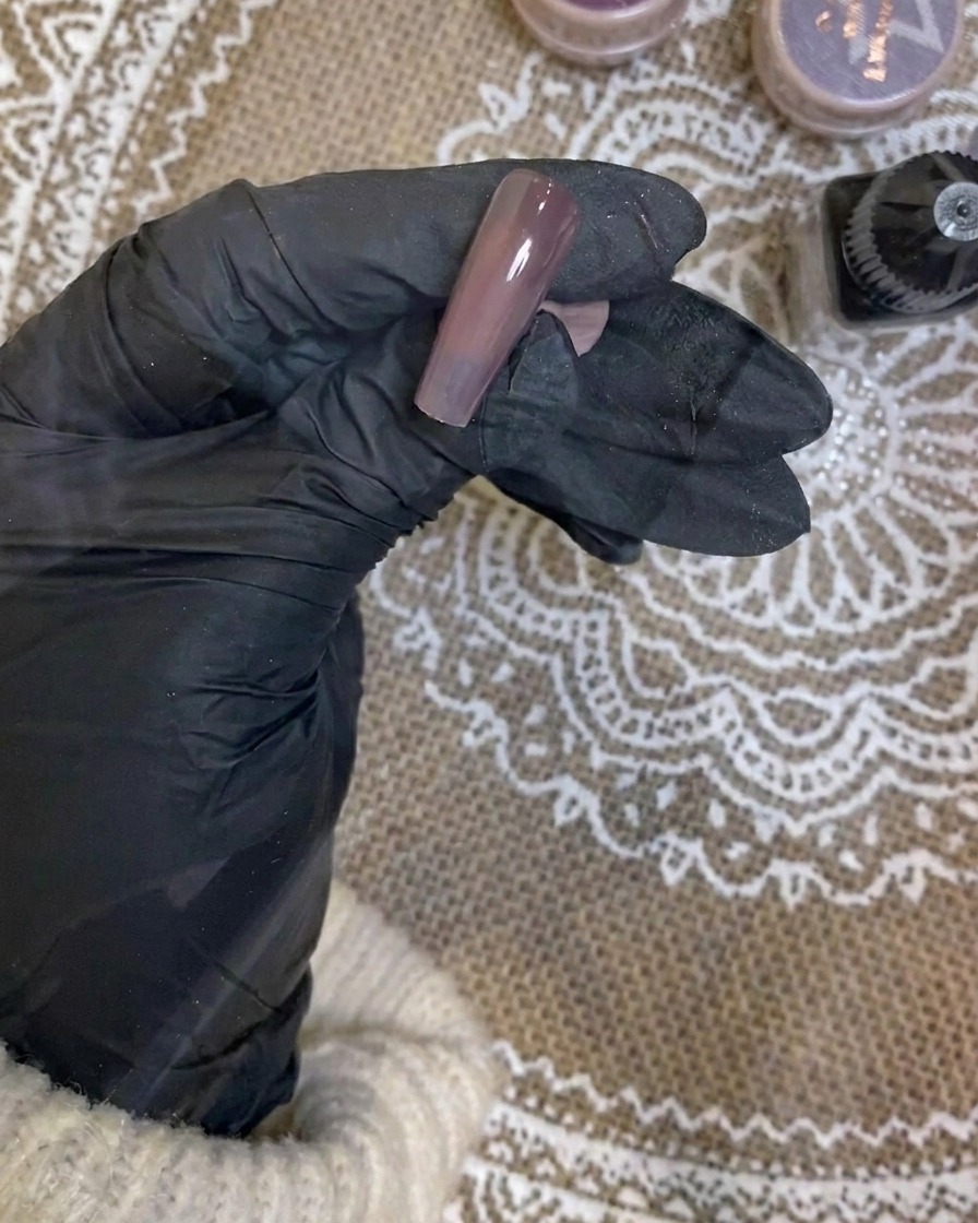 다크 퍼플 네일 팁에 화이트 그라데이션을 부드럽게 입히는 모습.