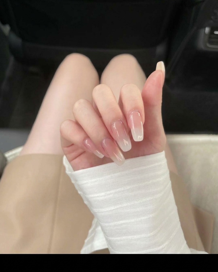 투명한 아이스 누드 젤 폴리쉬를 손톱 전체에 바르는 모습.