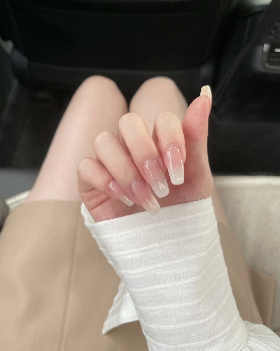 UV/LED 램프 안에서 누드 젤 층을 굽는 모습.