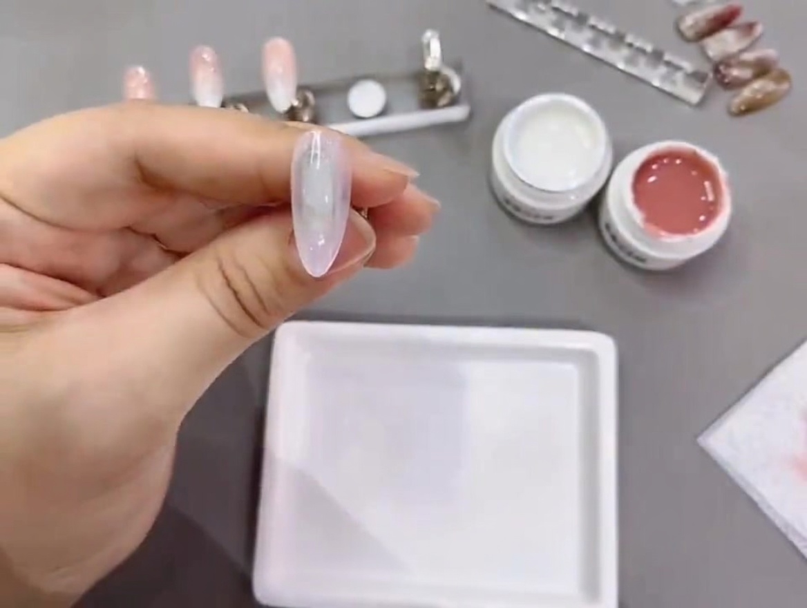 손톱을 전문 UV/LED 램프에 넣고 큐어링하는 모습.