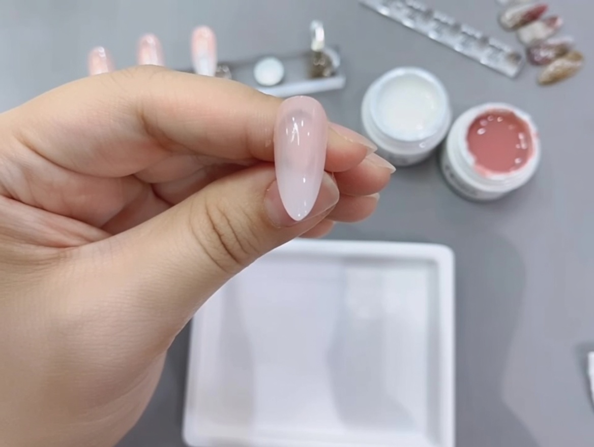 완성된 그라데이션 네일을 램프에서 최종 큐어링하는 모습.