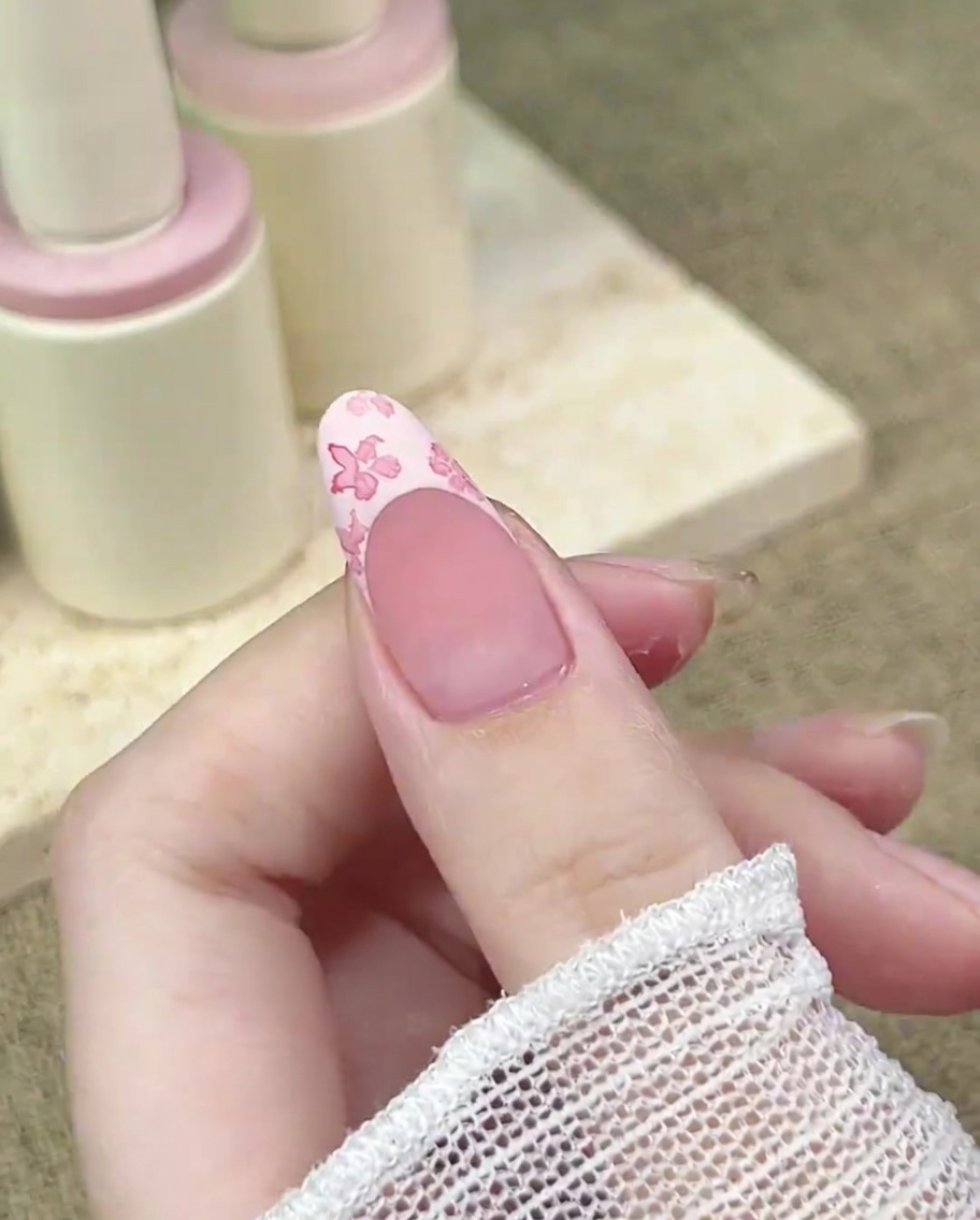 꽃 중앙에 더 진한 핑크색 점을 찍어 디테일을 더하는 모습