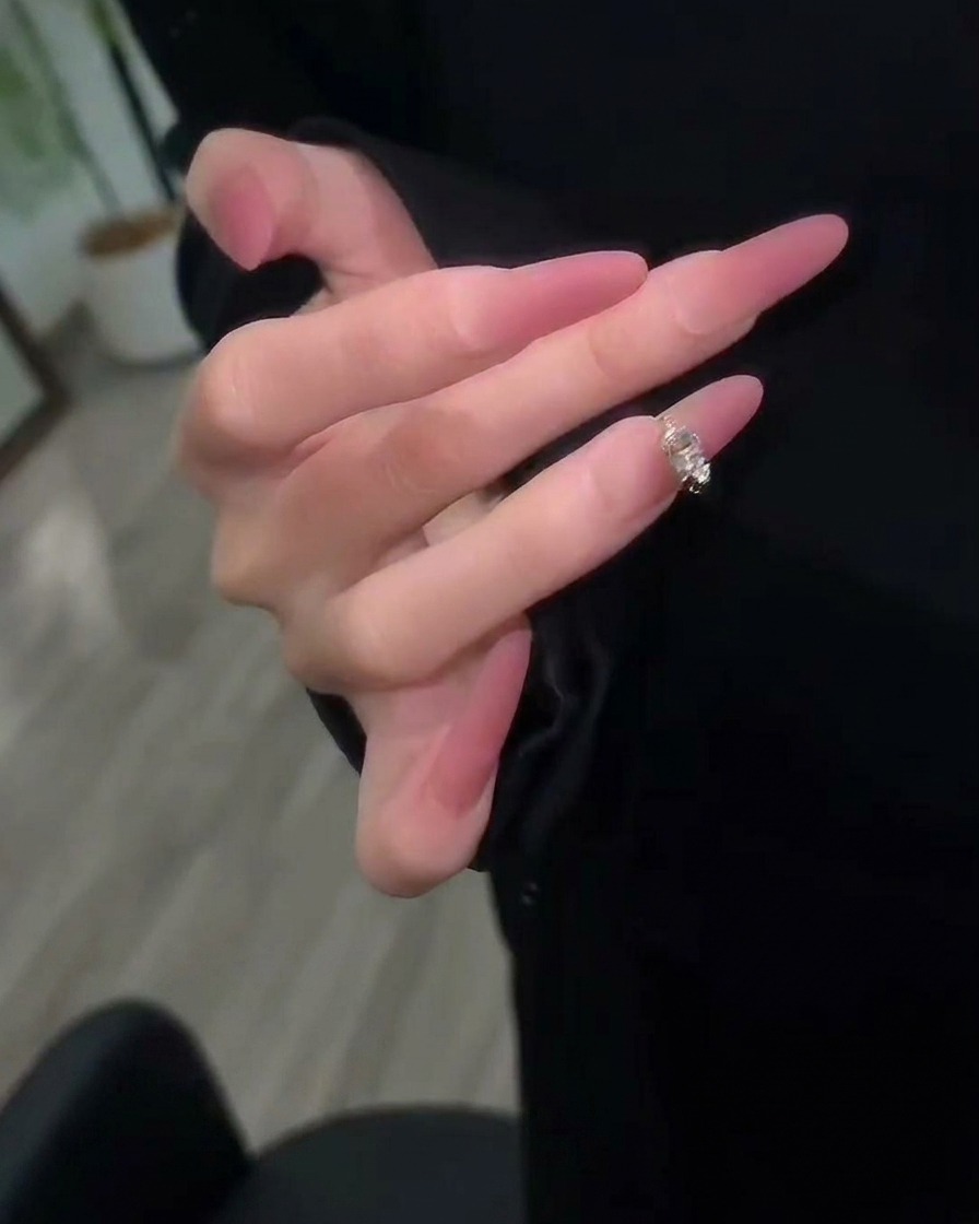 모브 색상의 젤 폴리쉬를 네일에 고르게 바르는 모습.