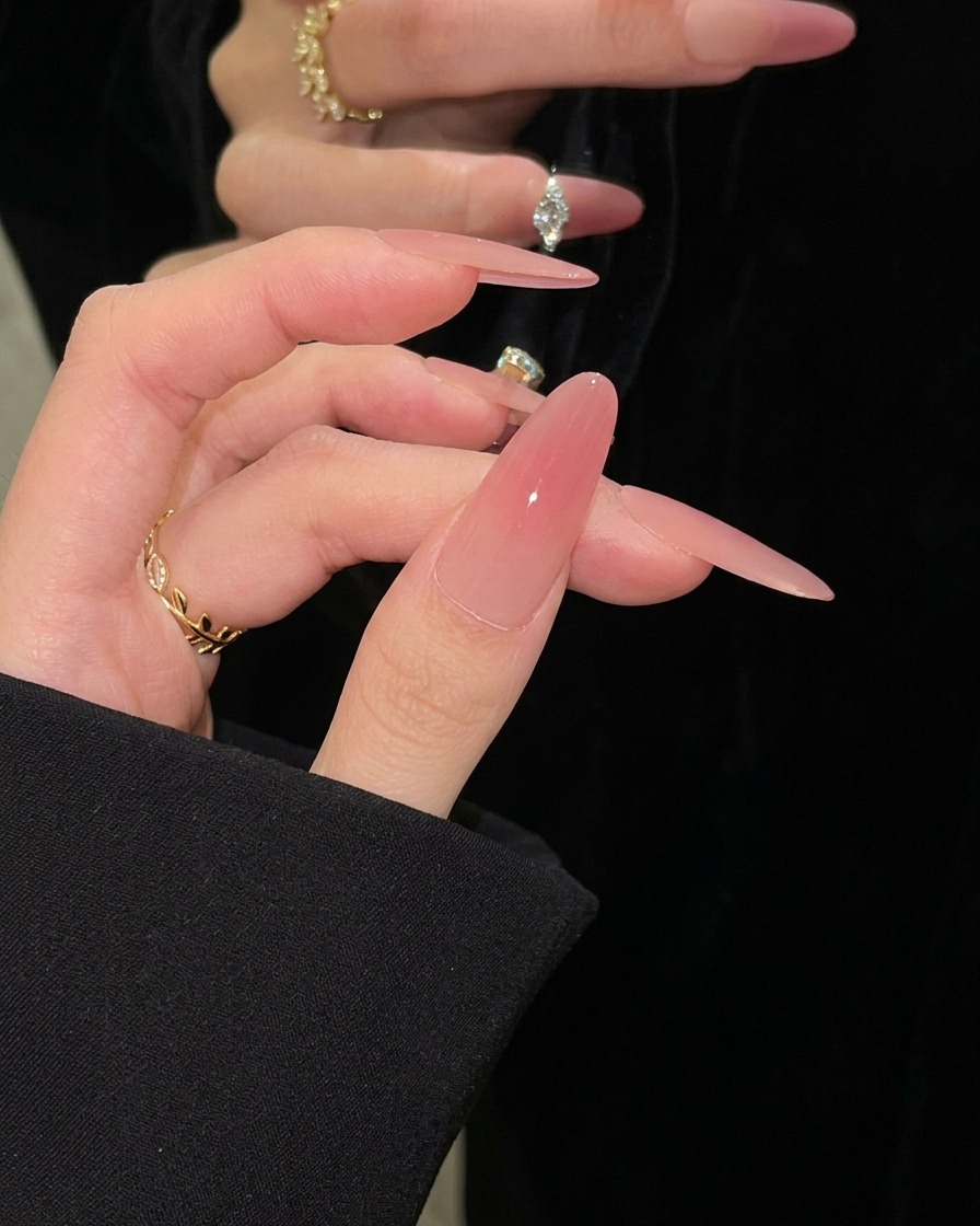 네일 램프 안에 손을 넣고 마지막 경화를 진행하는 모습.