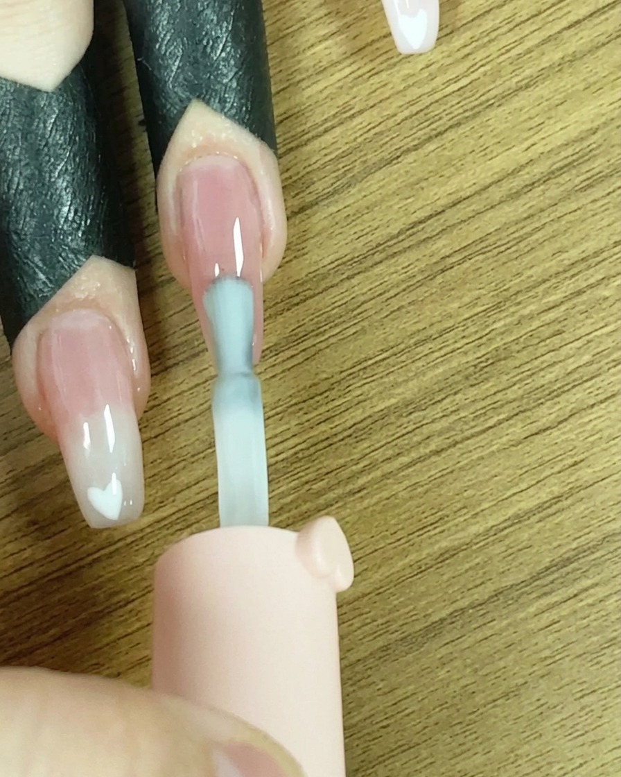손톱 끝부분에 화이트 젤 폴리시로 선을 긋는 브러시.