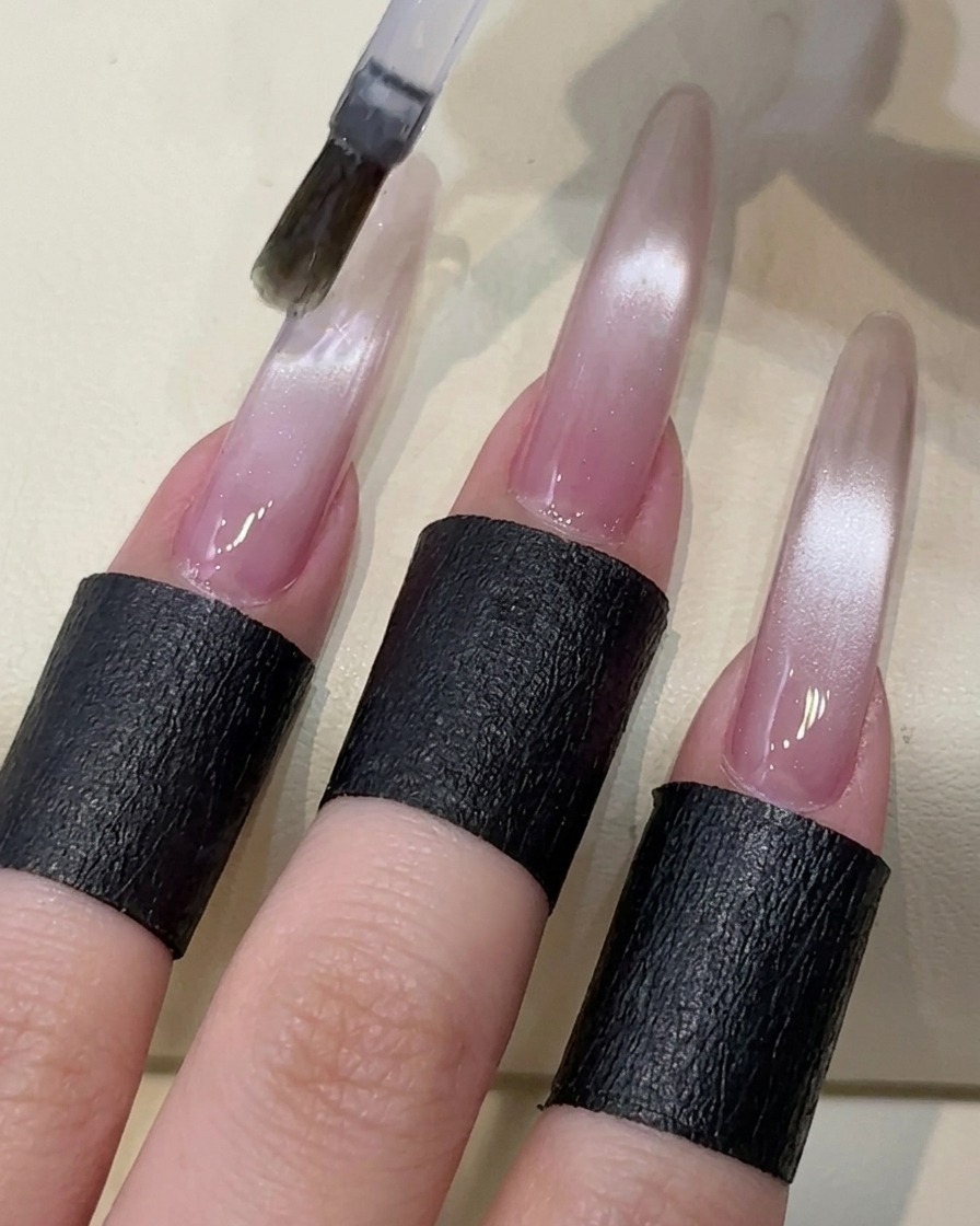 캣아이 젤 네일 위에 투명한 논와이프 탑코트를 바르는 브러시.
