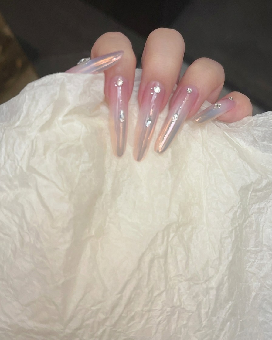 강화 탑코트를 바른 손톱을 램프에 넣어 큐어링하는 모습.