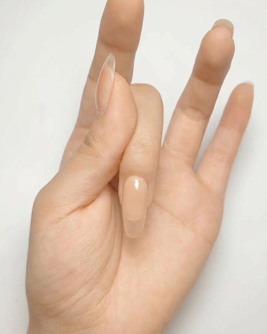 누드 젤 손톱 위에 메탈 실버 십자 모양이 그려진 모습.