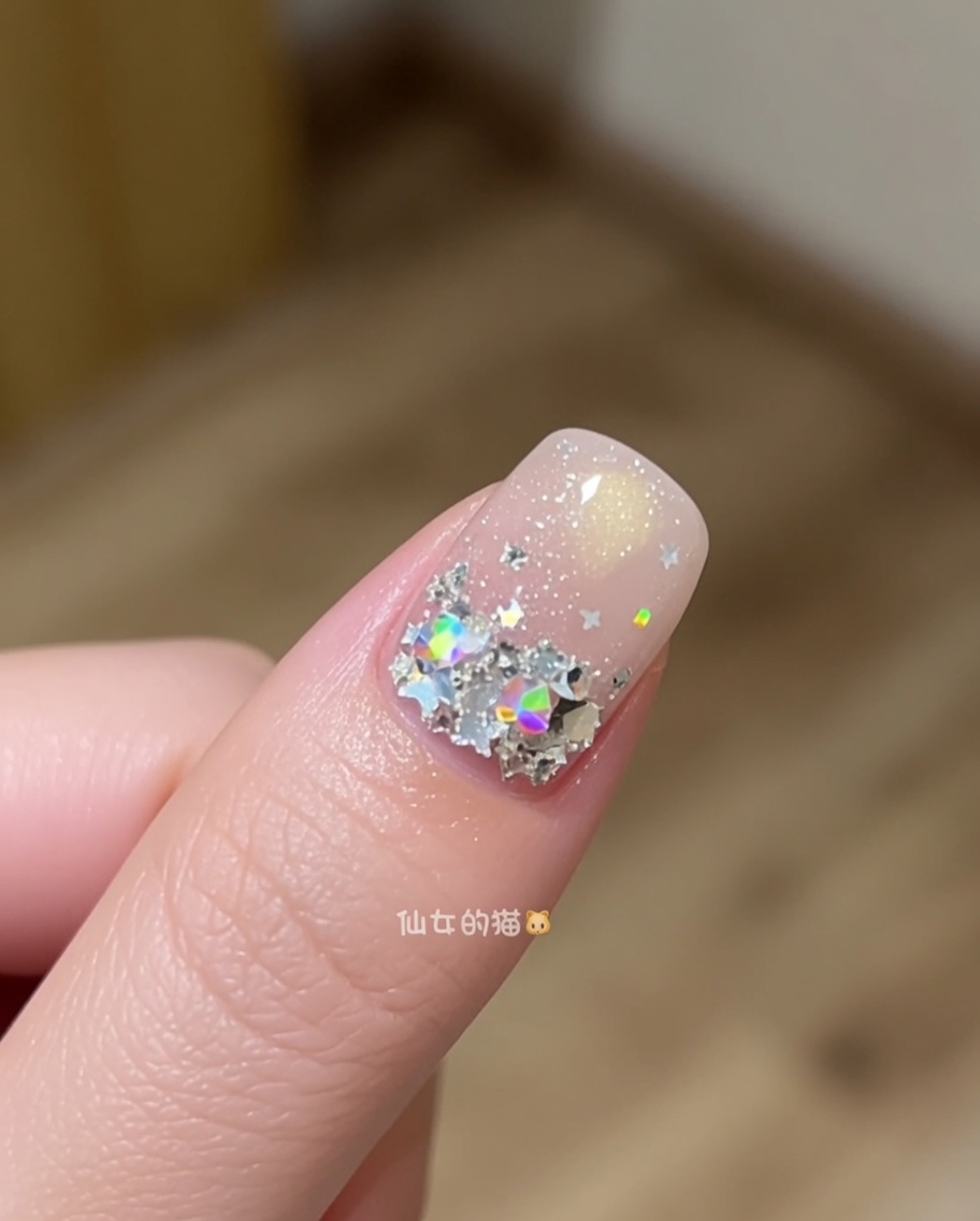 짧은 네일 브러시로 손톱 표면의 빌더 젤을 조작하고 매끄럽게 하는 모습.