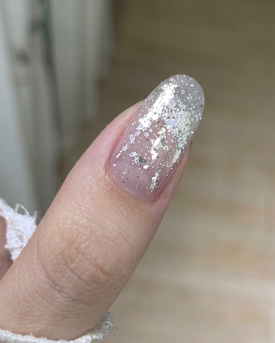 메탈 푸셔를 사용하여 기존 젤 폴리쉬의 가장자리를 조심스럽게 들어 올리는 모습.