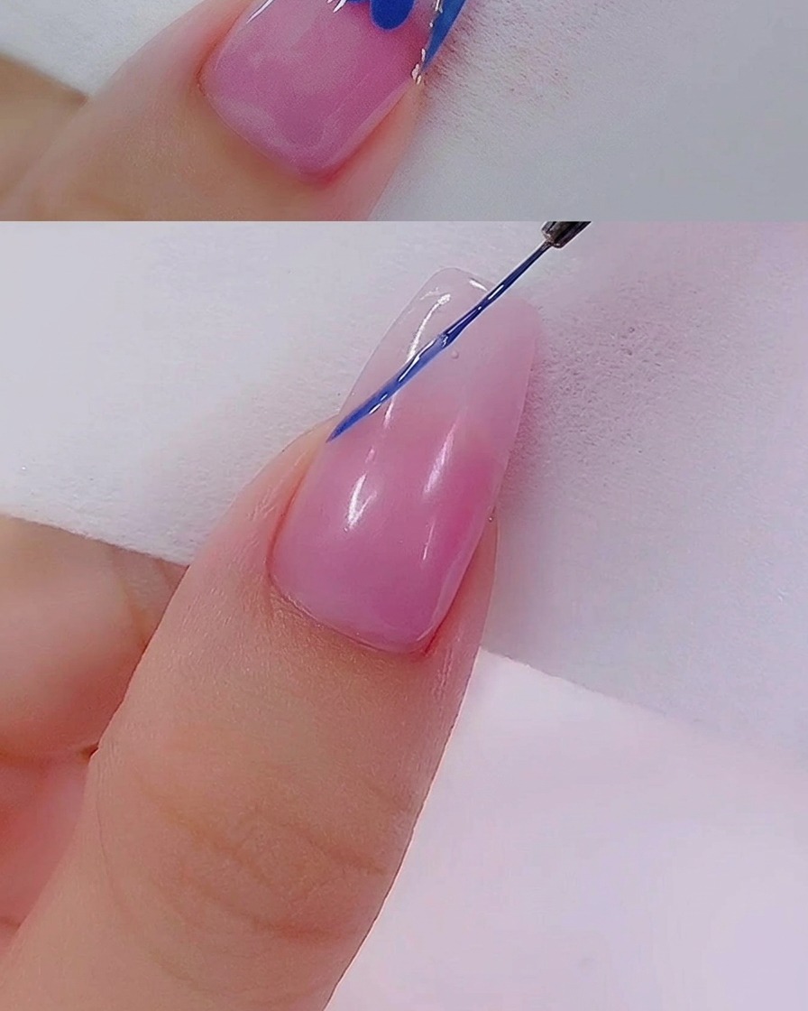 프렌치 팁에 블루 폴리시를 얇게 한 번 더 발라 색감을 선명하게 만드는 모습.
