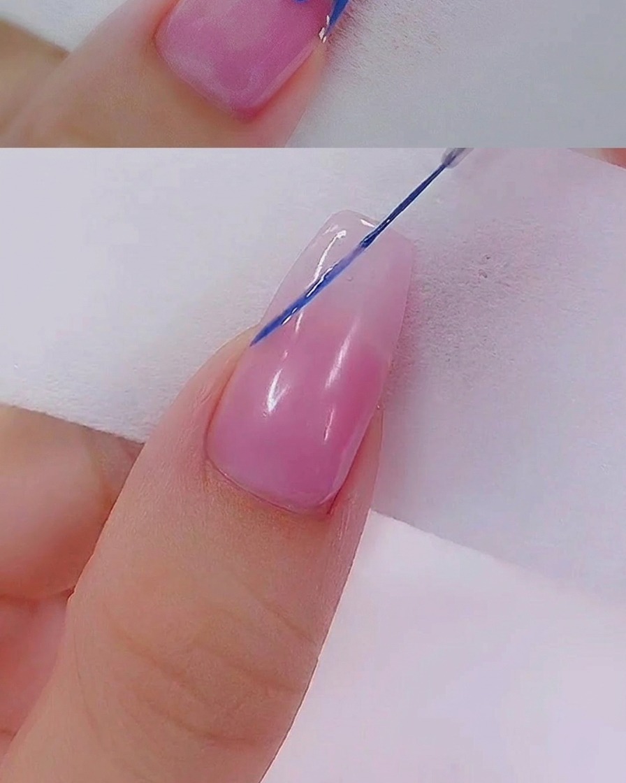 도트봉을 이용해 손톱 중앙에 나란히 찍힌 두 개의 블루 점.
