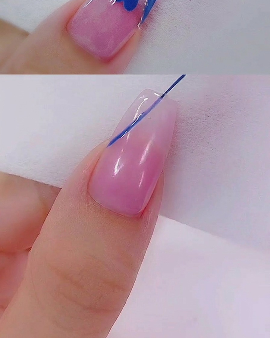 라이너 브러시로 두 점을 연결해 하트 모양을 만드는 모습.