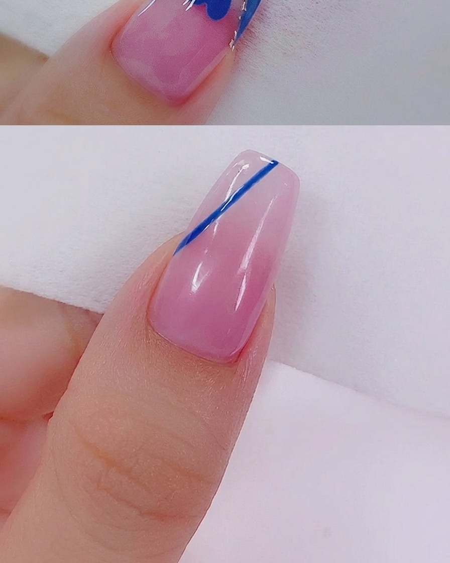 네일 아트용 라이너 브러시로 블루 하트 내부를 균일하게 채우는 모습.