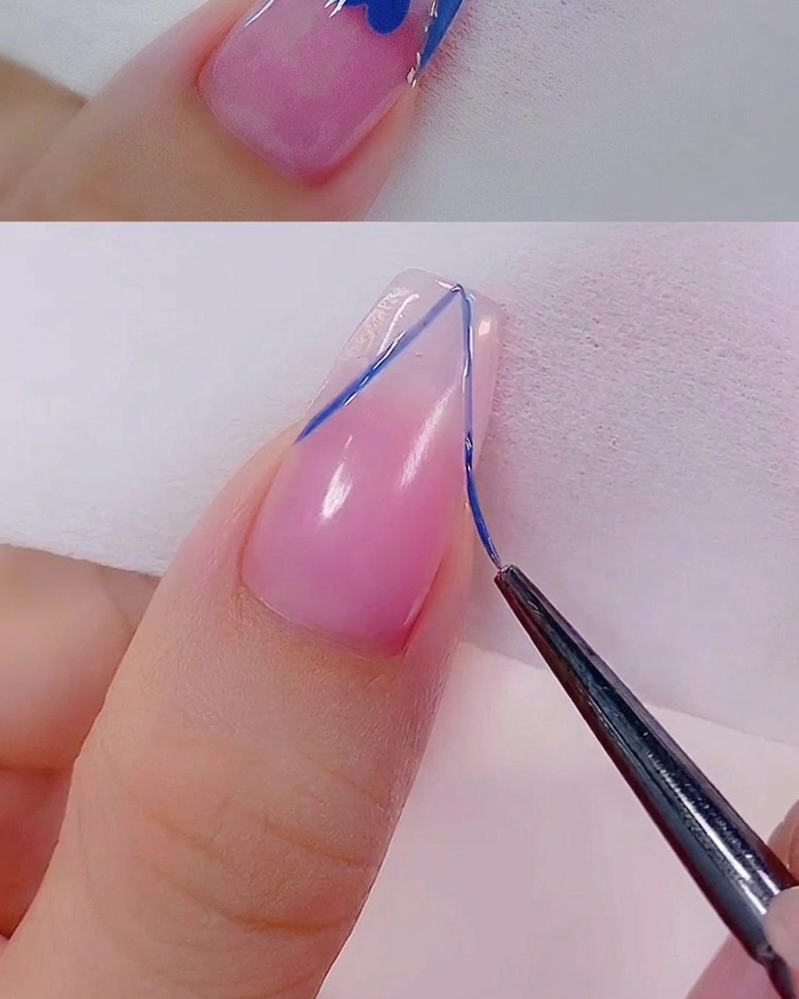 라이너 브러시로 프렌치 팁의 경계선에 로즈 골드 글리터를 얇게 입히는 모습.