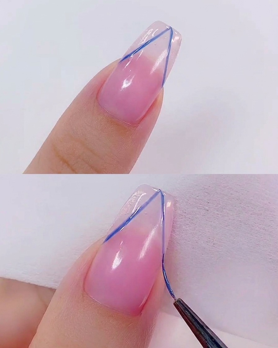 네일 아트 전체에 광택 나는 탑 코트를 바르는 모습.