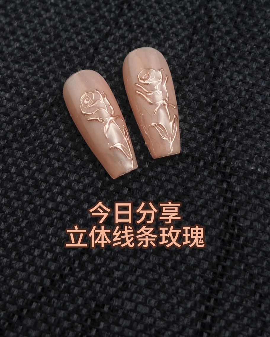 손가락을 UV 네일 램프에 넣어 큐어링하는 근접샷.