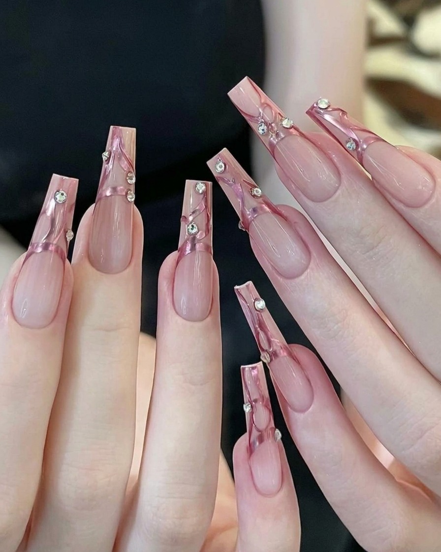 투명한 네일 팁 끝에 핑크색 젤 폴리시를 묻힌 노란색 메이크업 스펀지로 그라데이션을 만드는 모습.