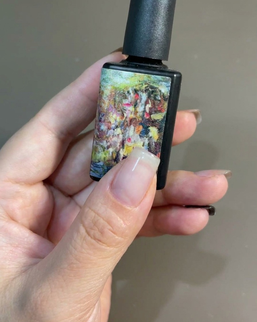 손톱 전체에 블랙 젤 폴리쉬를 고르게 바르는 모습.