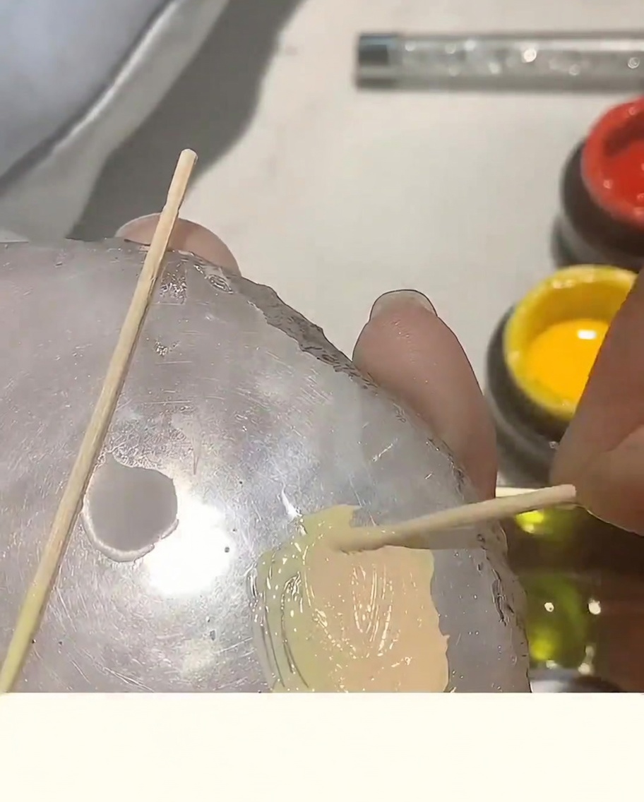 팔레트 위에 부드럽고 균일하게 조색된 피치 컬러 젤.