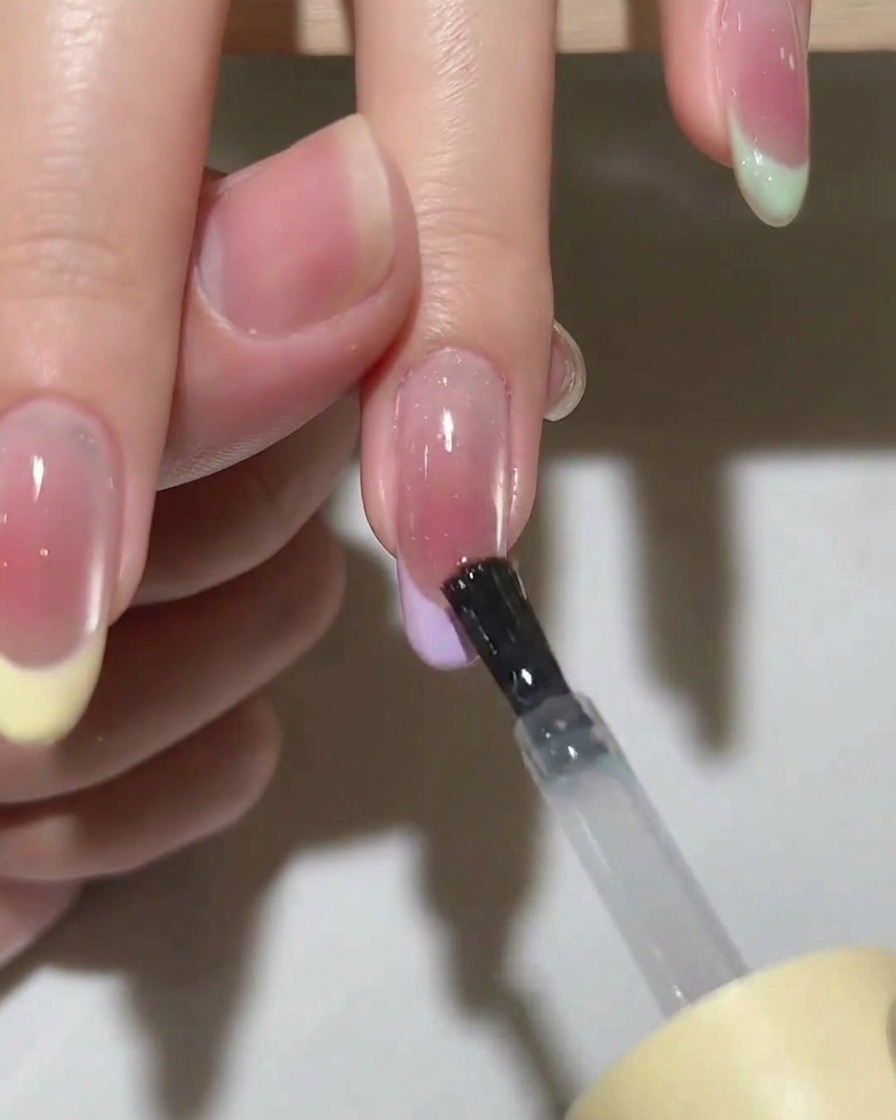 UV/LED 램프에 손을 넣어 큐어링하는 모습.