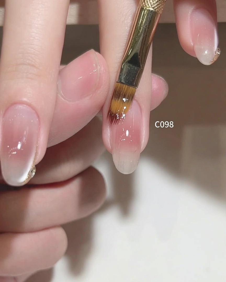 램프에 넣기 전 손톱 표면을 마지막으로 정리하는 모습.