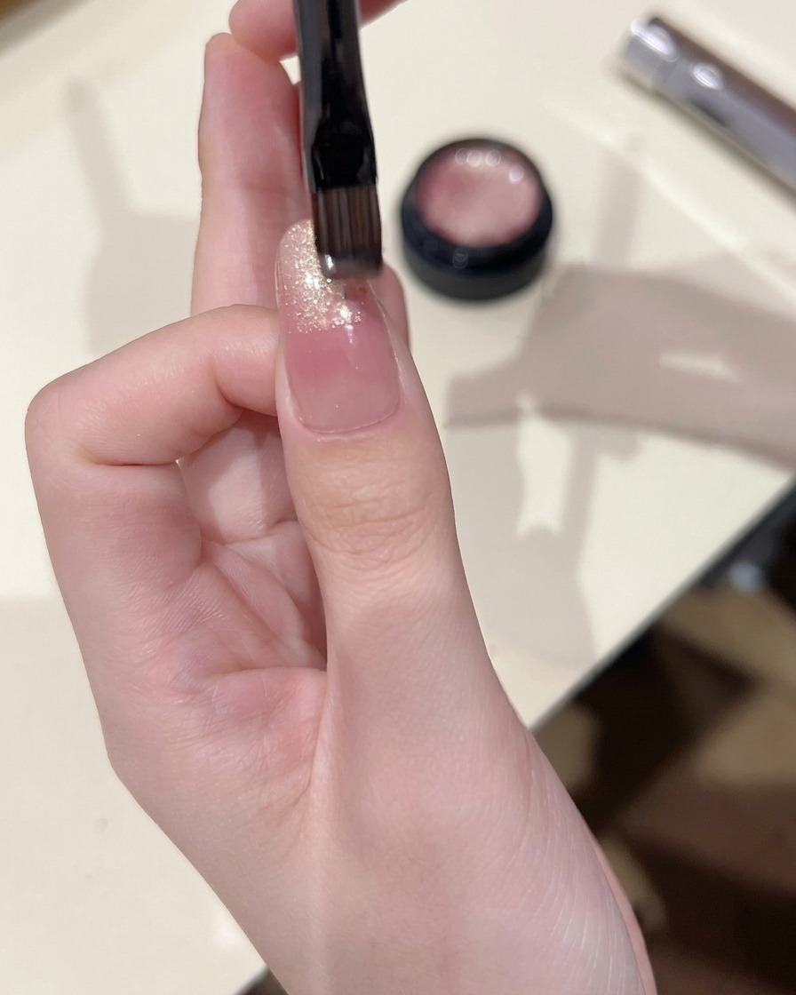 작은 브러쉬로 손톱 끝에 캣아이 젤을 묻혀 중앙으로 가볍게 블렌딩하는 모습.