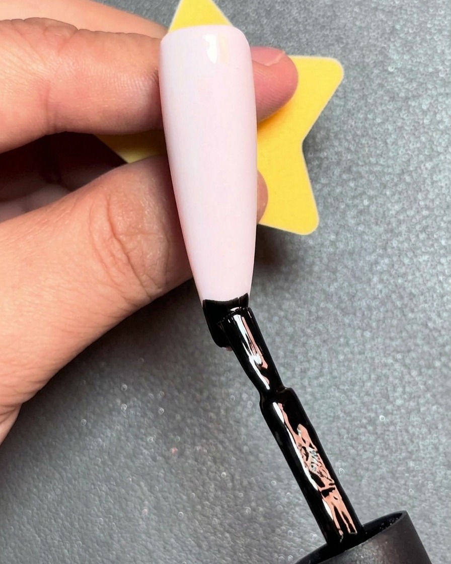 블랙 라인 바로 위에 레드 젤 폴리시를 가로로 덧바르는 모습.